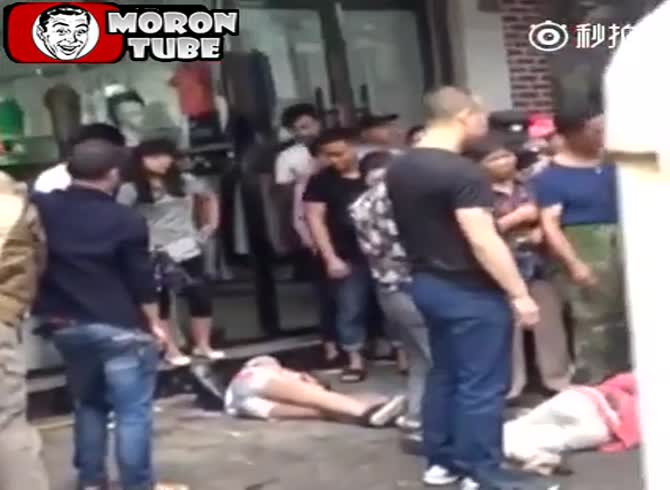 Video :A business sign that fell killed two ladies